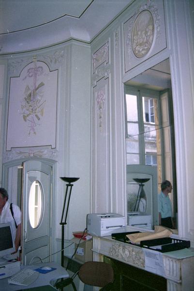 Vue intérieure, 1er étage, aile ouest sur rue Louis Raoul, boudoir à l'angle NO.