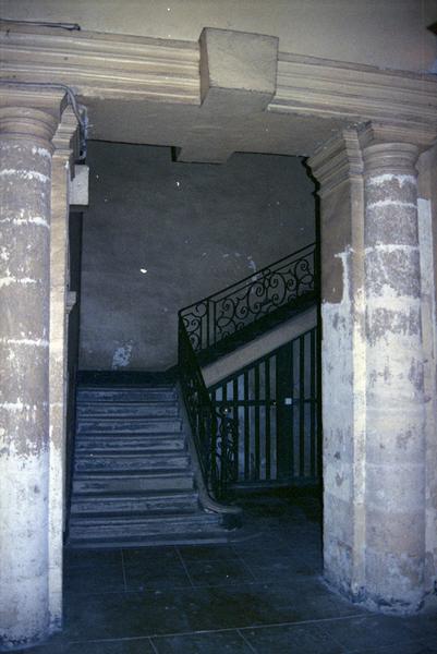 Vue intérieure : ouverture vers l'escalier.