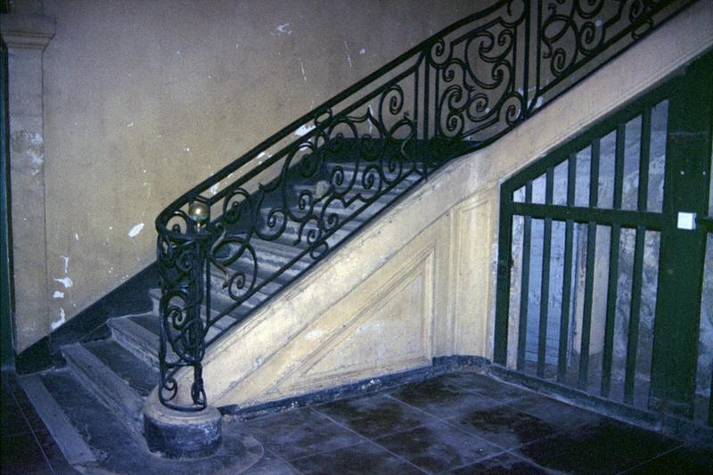 Vue intérieure : escalier.