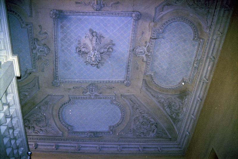 Vue intérieure : plafond de la cage d'escalier.