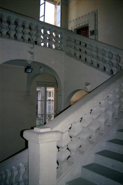 Vue intérieure : escalier à balustres.