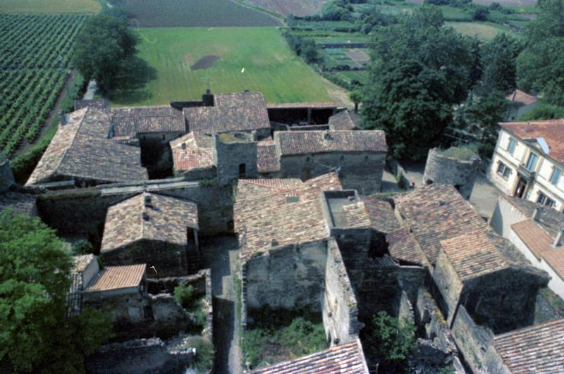 Toitures, vue vers la mairie et la tour sud-ouest.