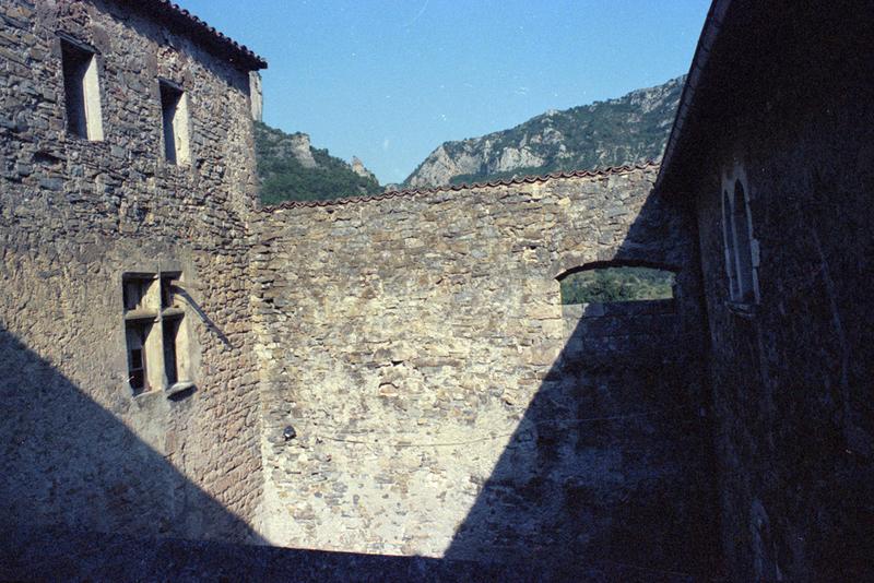 Cour vue depuis la terrasse.