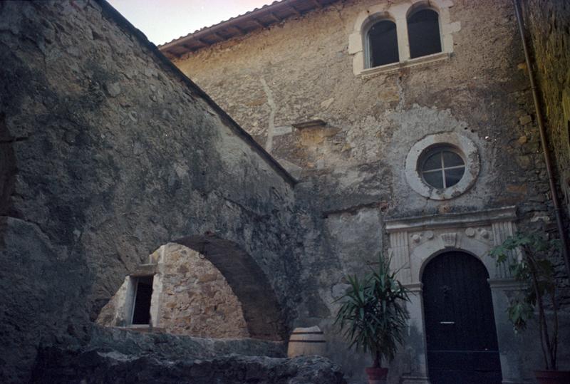 Cour intérieure, mur sud avec portail.