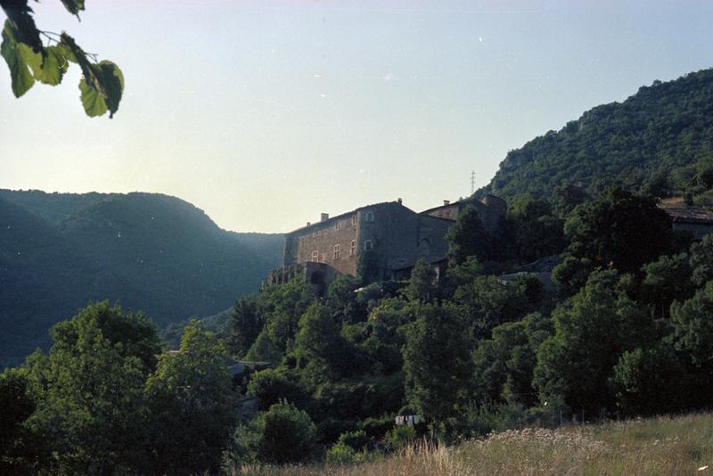 Vue éloignée, angle sud-est.