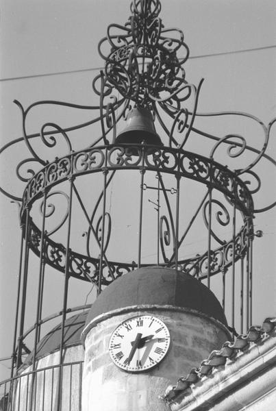 Campanile. Cloche et horloge.