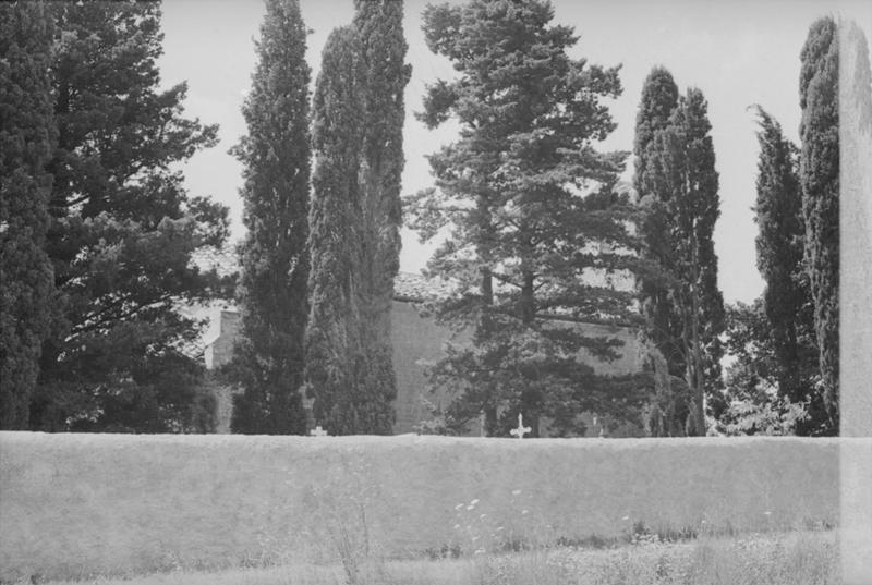 Vue d'ensemble avec mur du cimetière.