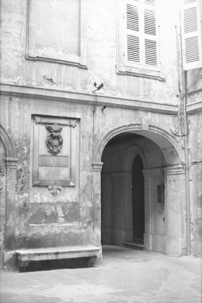 Façade sur cour avec inscription.