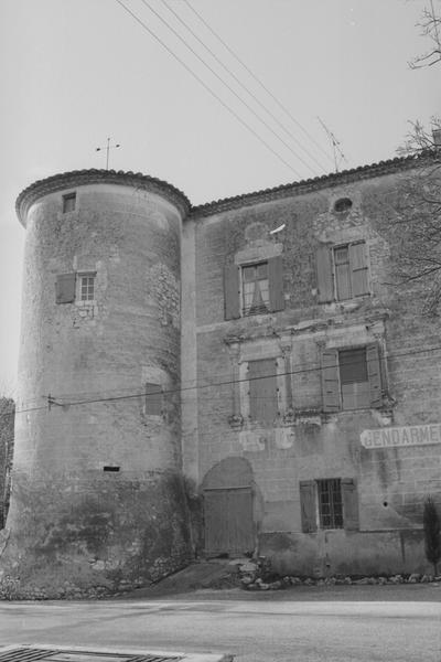 Façade et tour d'angle.