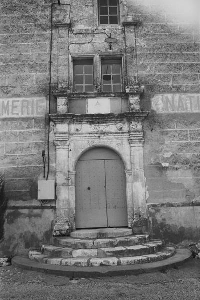 Façade, porte d'entrée.