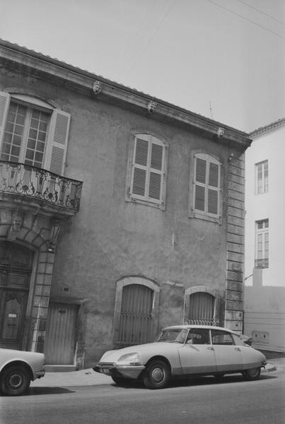 Façade sur rue du Fort.