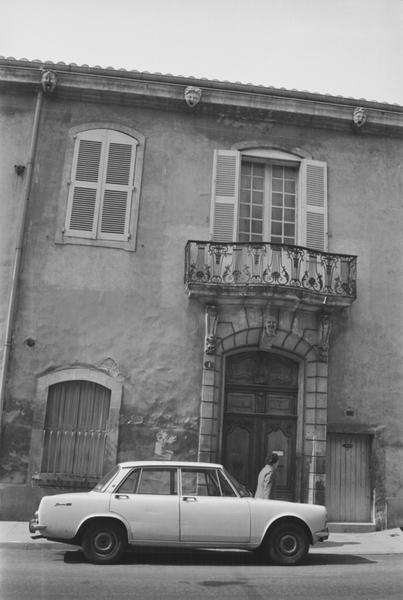 Façade sur rue du Fort.