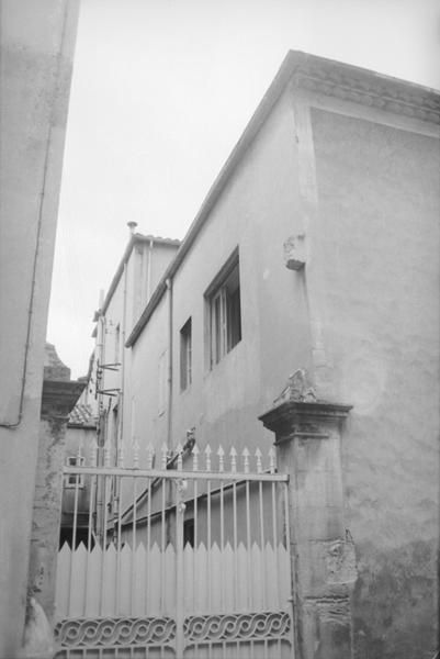 Façade sur cour arrière.