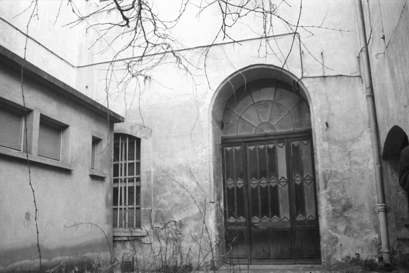 Façade sur cour arrière, porte.