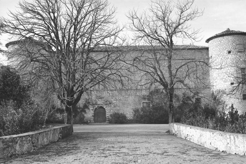 Façade est avec portail d'entrée.