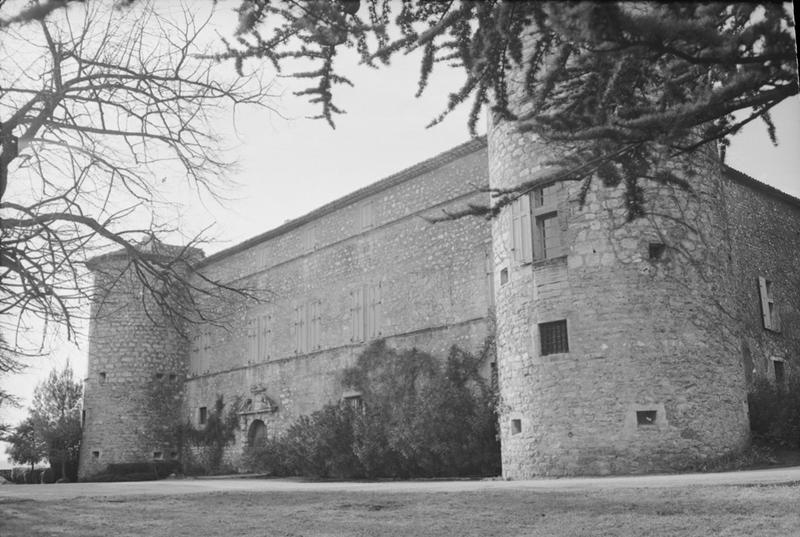 Façade est avec portail d'entrée.