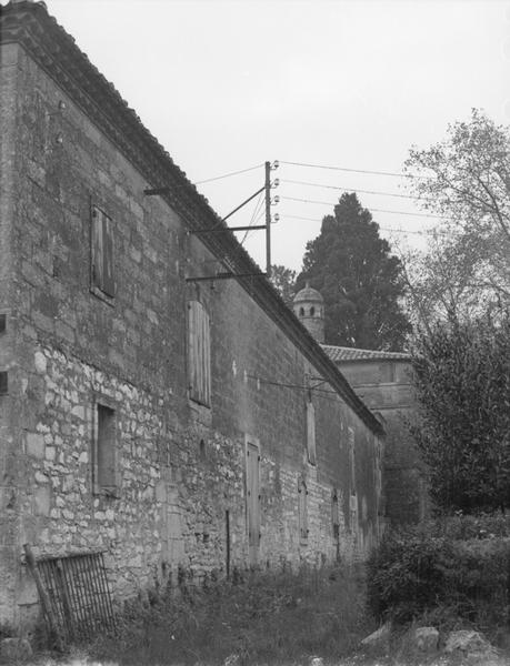 Communs et pigeonnier, vue arrière.