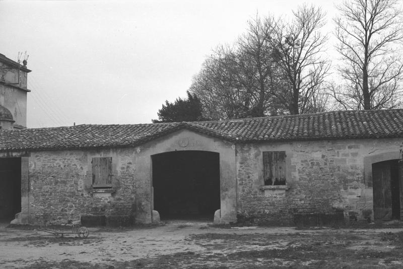 Communs, façade sur cour.