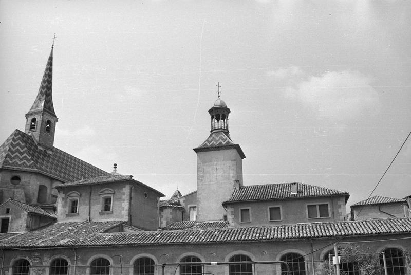 Toits de l'église vus depuis le grand cloître.