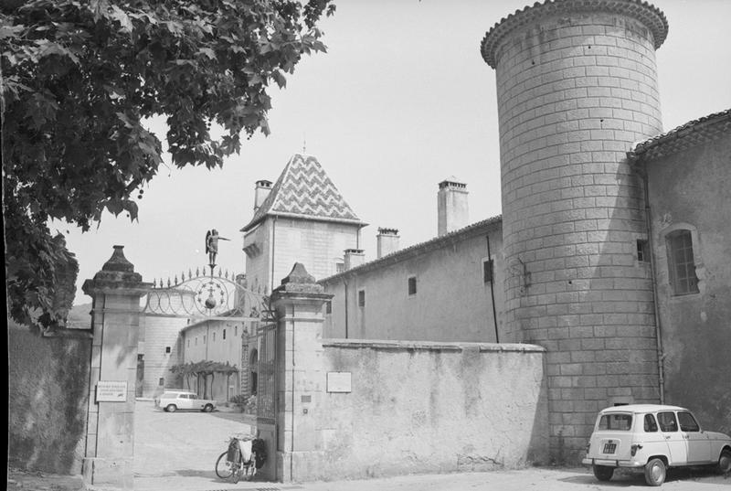 Portail d'entrée de la cour des communs.