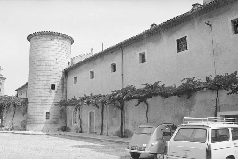 Cour d'entrée ou des communs.