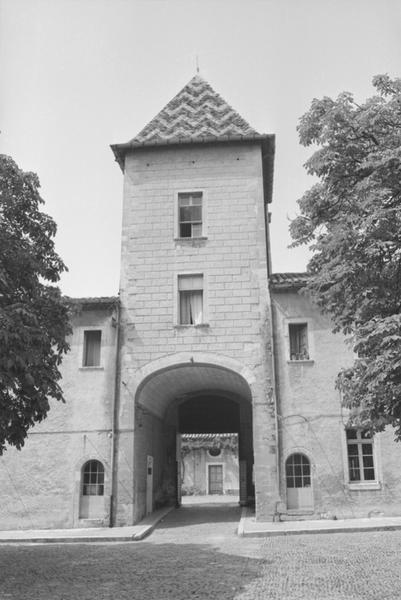 Cour d'honneur, passage vers la cour d'entrée.