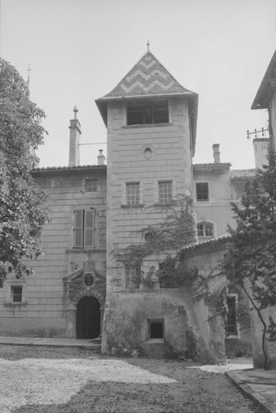 Cour d'honneur, tour de l'escalier.