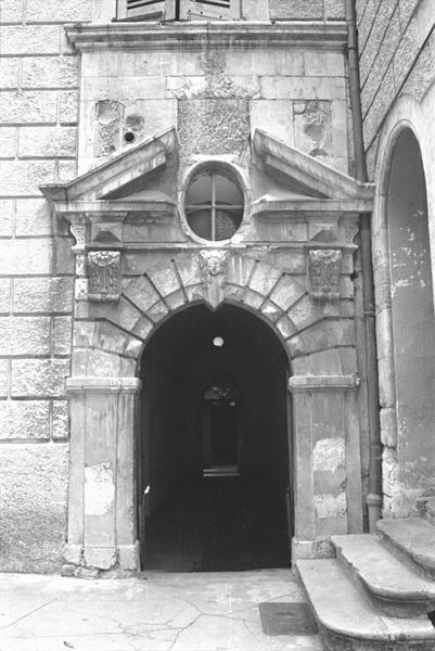 Cour d'honneur, porte vers le cloître.