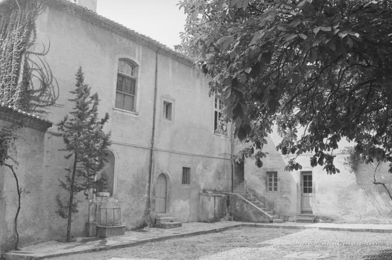 Cour d'honneur, aile sud.