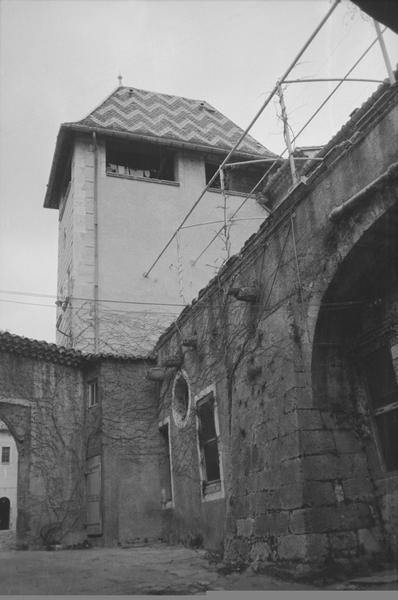 Cour des cuisines et tour de l'escalier.