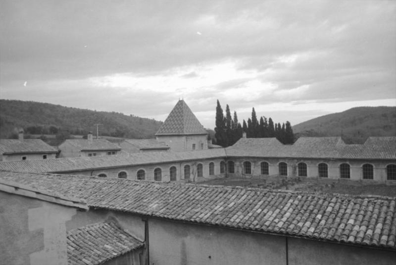 Grand cloître, angle nord-est.