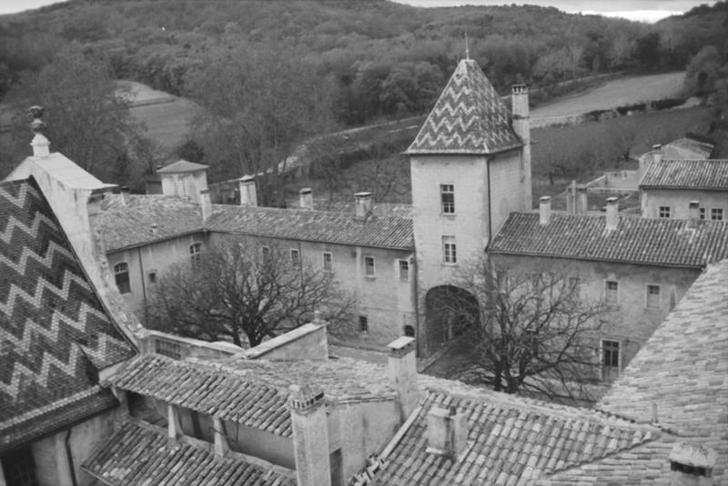 Cour d'honneur : toiture de l'église et tour d'entrée.