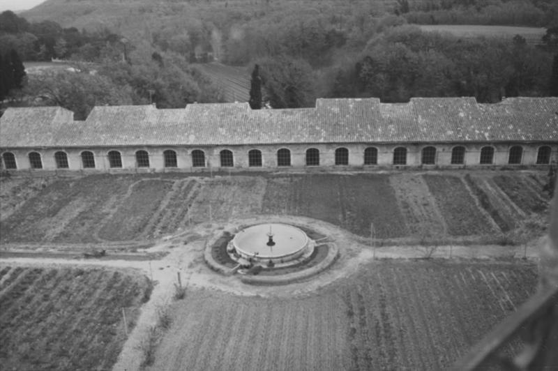 Grand cloître, vasque centrale et aile est.