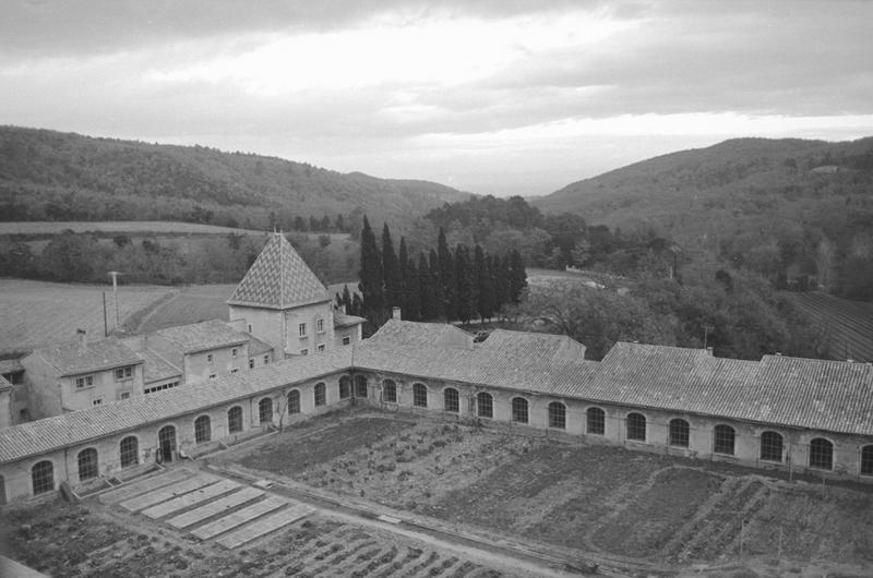 Grand cloître : vue d'ensemble, angle nord-est.