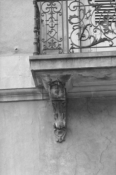 Façade, console du balcon.