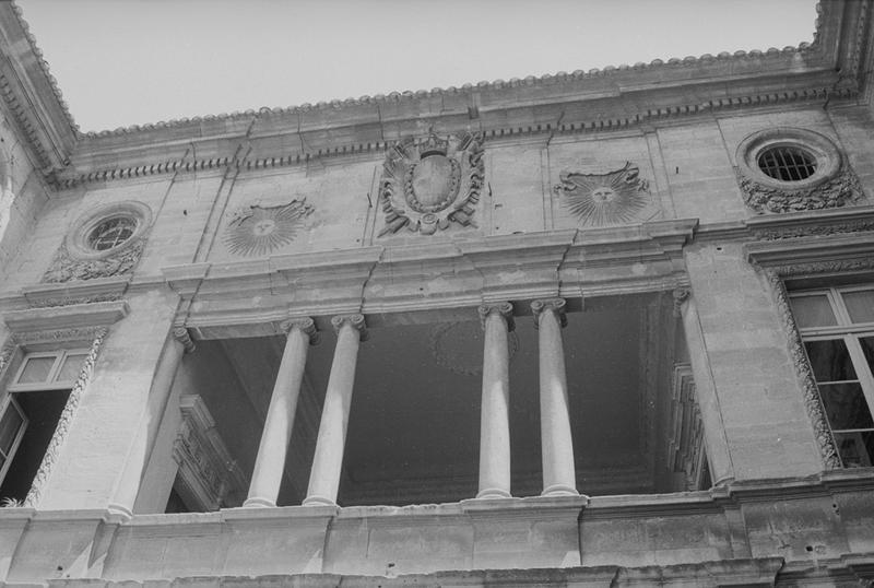 Cour : loggia, dernier niveau.