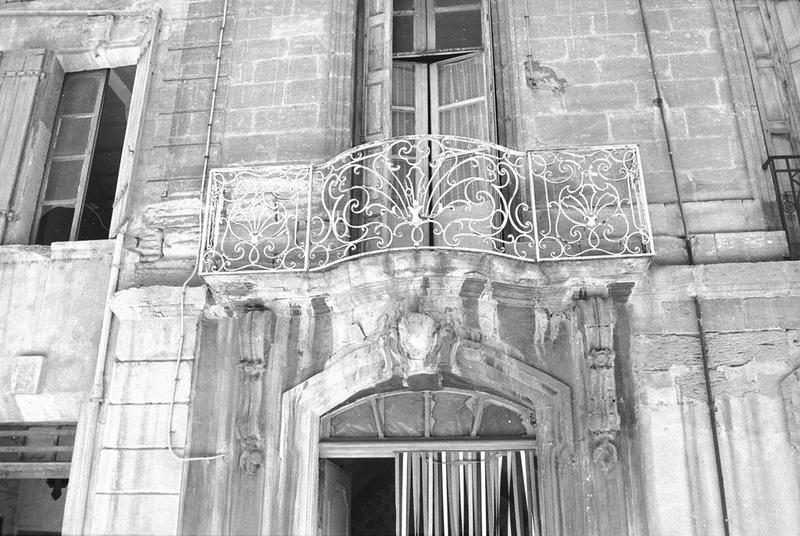 Façade, porte et balcon.