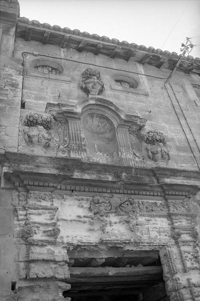 Façade, porte de l'ancien couvent des cordeliers.