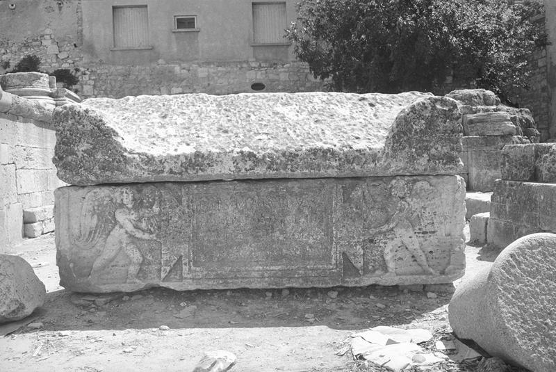 Sarcophage avec génies ailés et guirlandes de fruits.