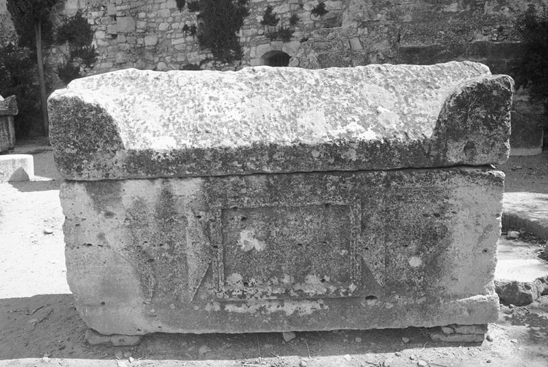 Sarcophage orné de cornes d'abondance.