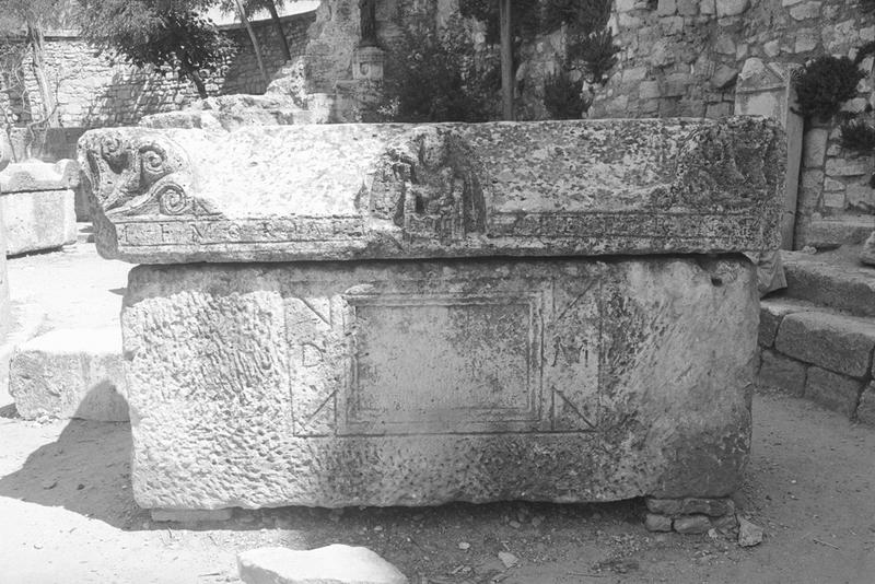 Sarcophage d'époque romaine, avec inscription et bas-relief.