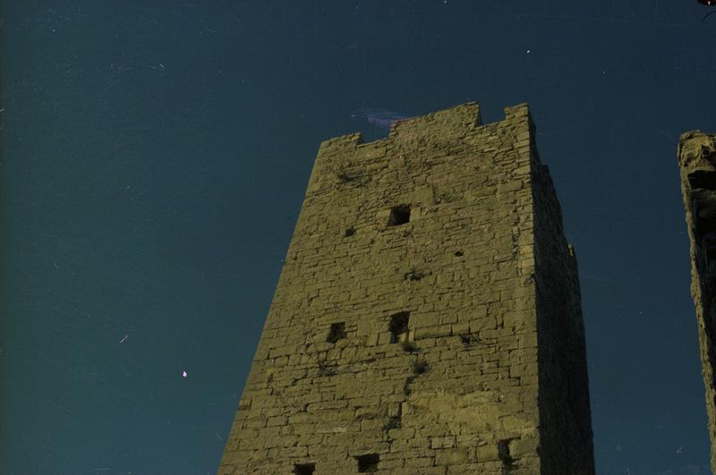 Ruines de la tour carrée.