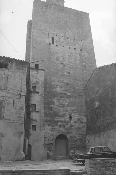 Vue générale de la tour de l'Evêque, entrée.