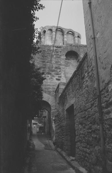 Vue générale de la tour du Roi et remparts.