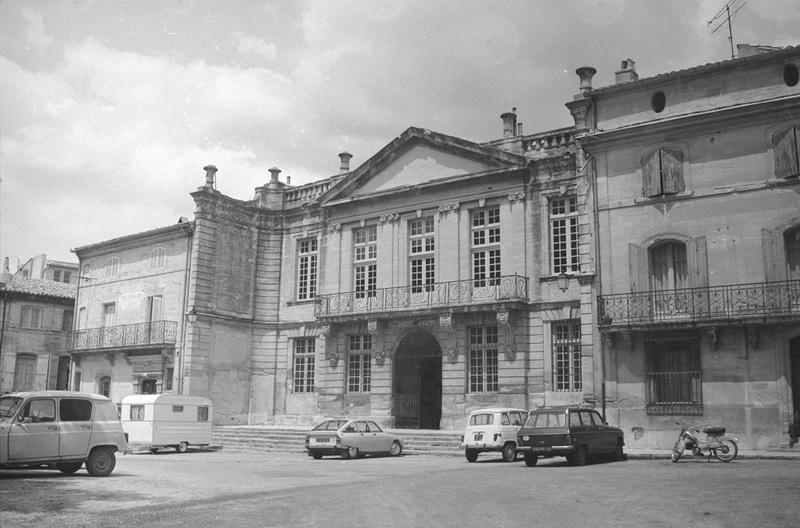 Façade sur la place du duché.