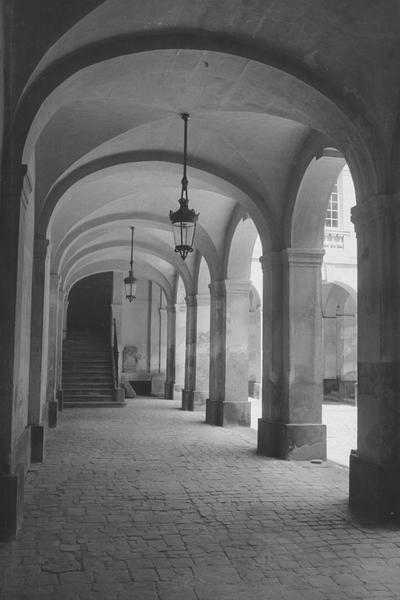 Cour intérieure ; galerie.