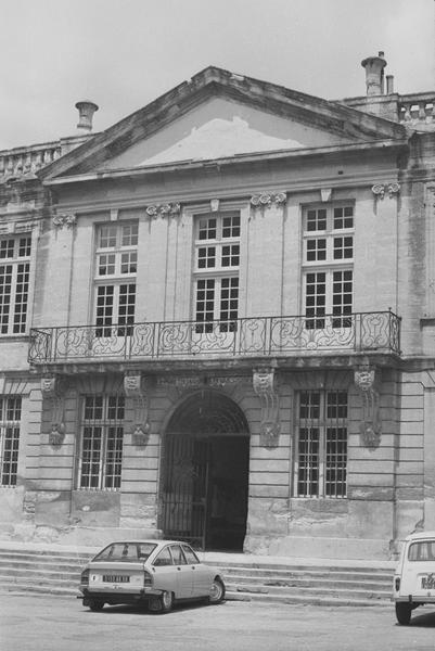 Façade sur la place du Duché.