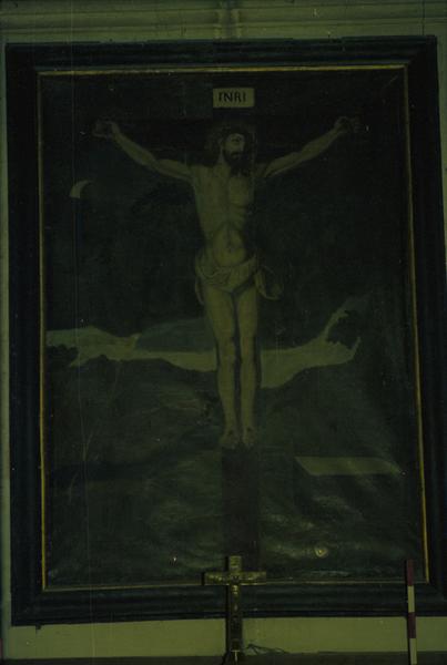 Intérieur ; tableau représentant la Crucifixion dans le choeur.