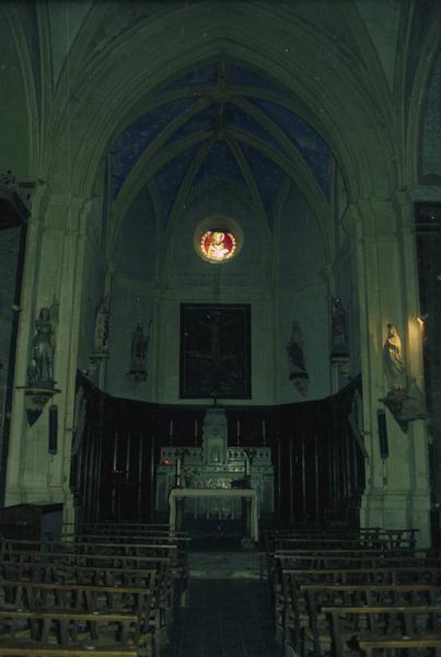 Intérieur ; nef et choeur.