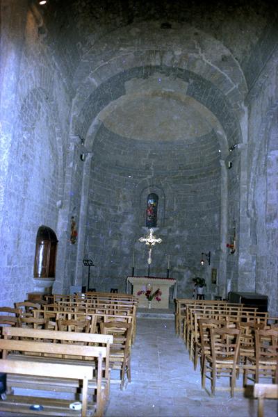 Intérieur ; nef et choeur.